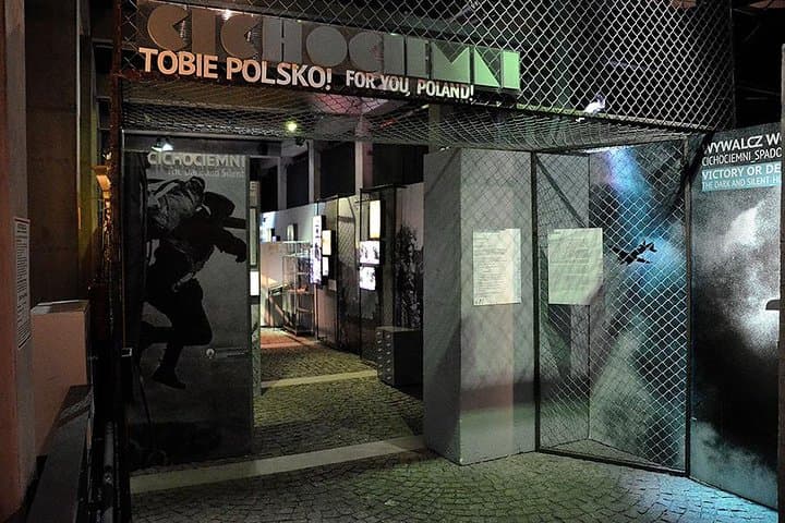 Warsaw Uprising Museum (1944) : SMALL GROUP /inc. Pick-up/