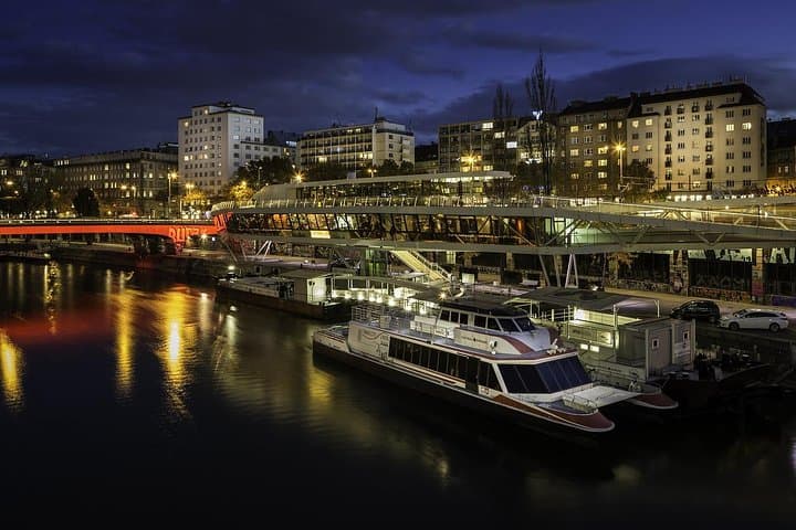 Private Transfer from Warsaw to Vienna with 2h of Sightseeing