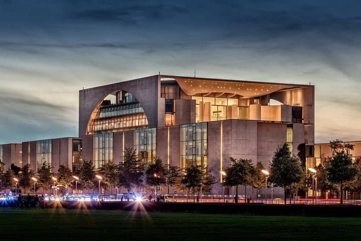 Private Transfer from Warsaw to Berlin with 2 hours for sightseeing