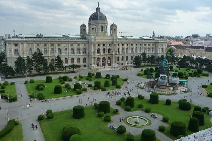 Private Transfer from Warsaw to Vienna with 2h of Sightseeing