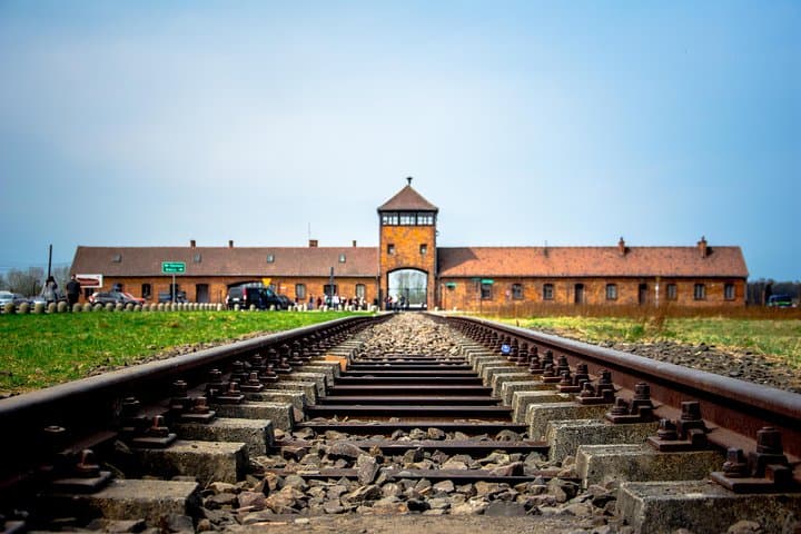 Auschwitz Birkenau Guided Tour with Near or Hotel Pickup