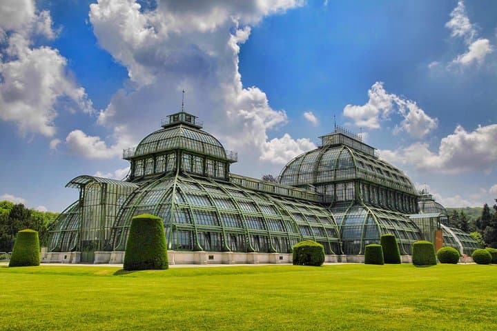 Private Transfer from Warsaw to Vienna with 2h of Sightseeing