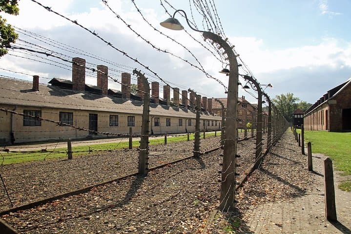 Krakow: Auschwitz-Birkenau Shared English Tour and Transfer