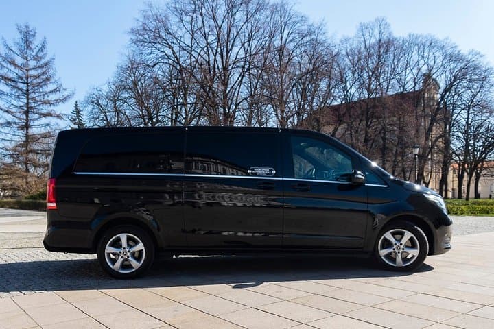 Luxury transport from/to Warsaw - Vienna / International Airport by private van