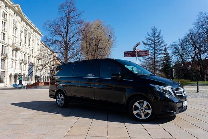 Luxury transport from/to Warsaw - Frankfurt / Intern. Airport FRA by private van