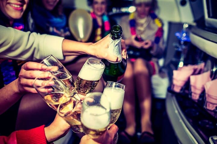 Warsaw: VIP Nightclub Tour: Bars, Clubs, and Limousine