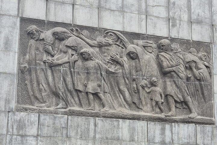 Going to Umschlagplatz (bas-relief by Nathan Rapaport)