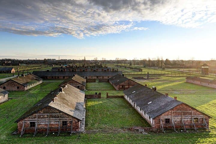 Krakow: Auschwitz Birkenau Memorial Private Tour (Hotel Pickup)