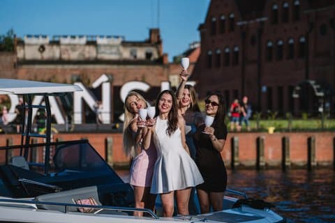 Private Electric Boat Cruise in Gdańsk Old Town with Skipper