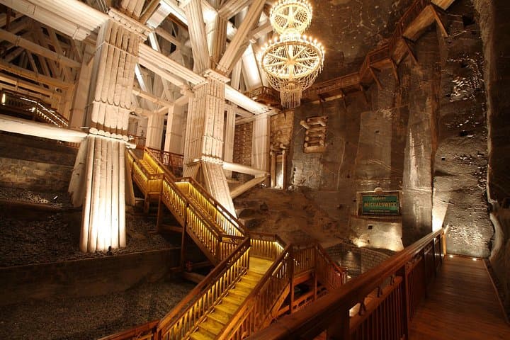 6-Day Krakow and Warsaw Tour with Wieliczka Salt Mine and Auschwitz-Birkenau