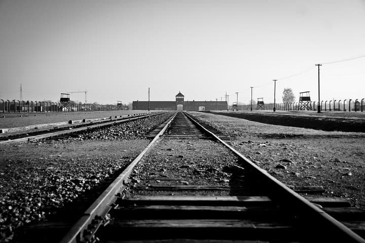 Krakow and Auschwitz - Full Day Tour from Warsaw by private car