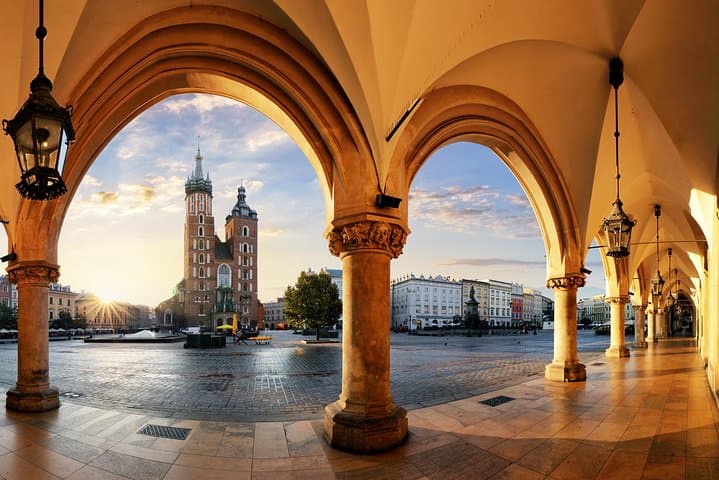 6-Day Krakow and Warsaw Tour with Wieliczka Salt Mine and Auschwitz-Birkenau