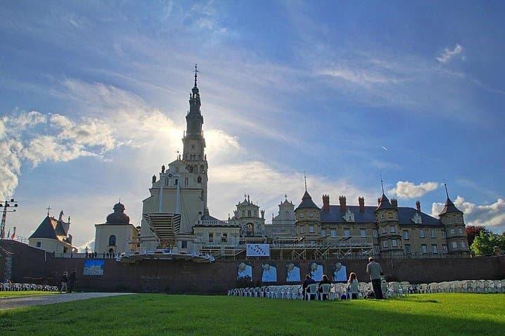 Luxury transfer from Warsaw to Krakow with Czestochowa en route by private car