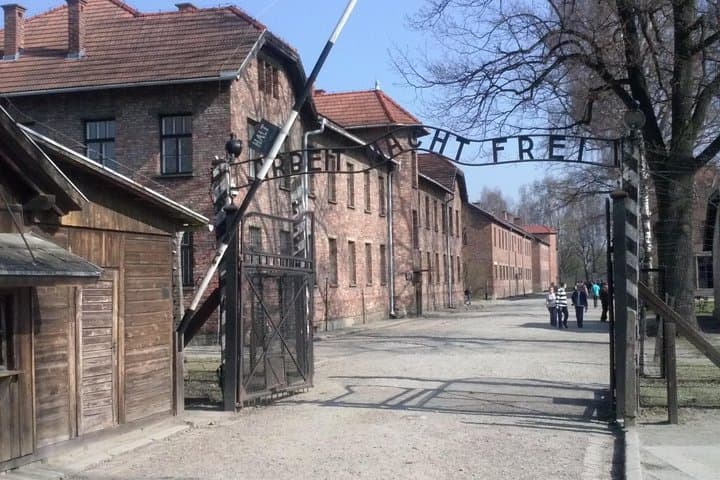 Wheelchair accessible PRIVATE transfer to Auschwitz - Birkenau