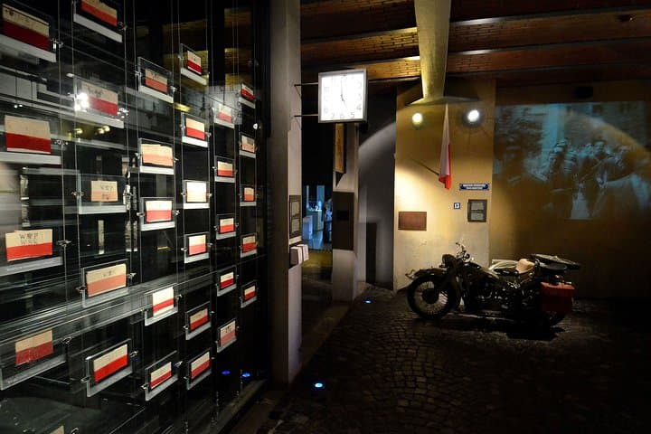 Warsaw Uprising Museum (1944) + Wilanow Palace: SMALL GROUP /inc. Pick-up/