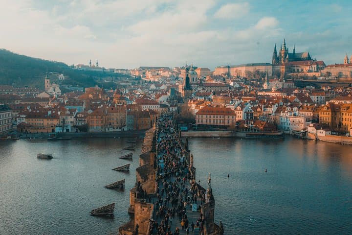 Luxury transport from/to Warsaw - Prague / Václav Havel Airport by private van