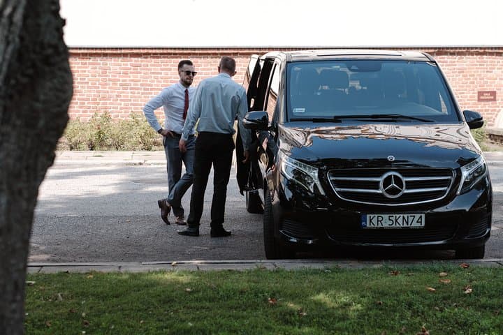 Airport to Cracow transfer by Minivan