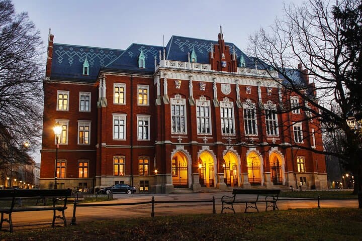 2-Hour City Walking Tour in Creepy Krakow