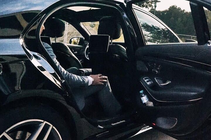 Airport Transfer: Warsaw Airport WAW to Warsaw by Business Car