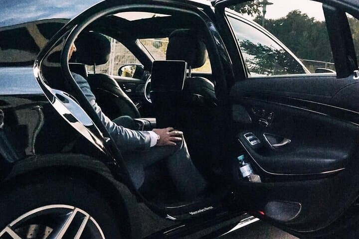 Arrival Transfer: Warsaw Airport WAW to Warsaw by Business Car