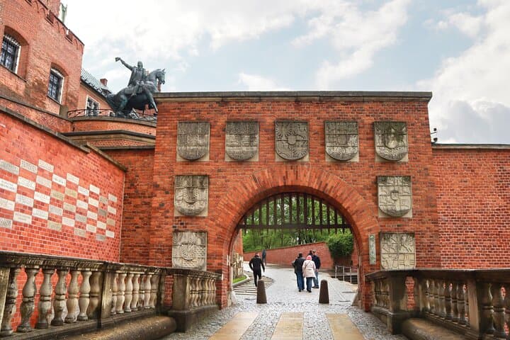 Wawel Castle Treasury & Armoury Skip the Line Private Tour