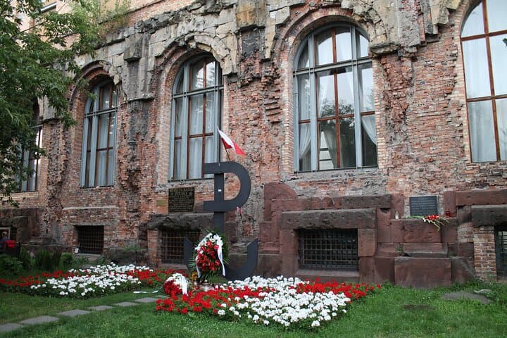Skip-the-Line Warsaw Uprising Museum and WWII Private Tour