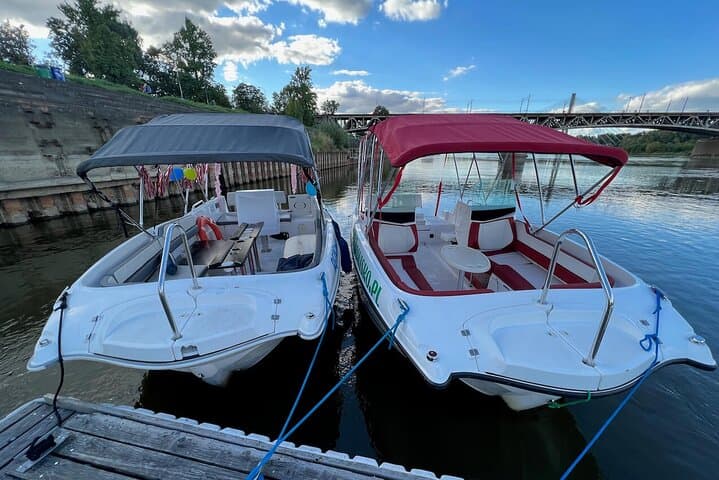Our 10-person RT5 motorboats, ready for your next adventure on the Vistula River – offering comfort, style, and a unique way to experience Warsaw from the water.