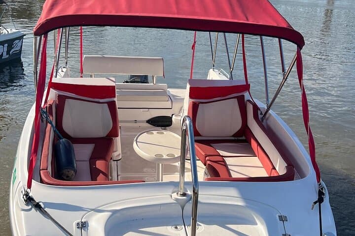 Classic Motorboat for 9 pax + our helmsman,