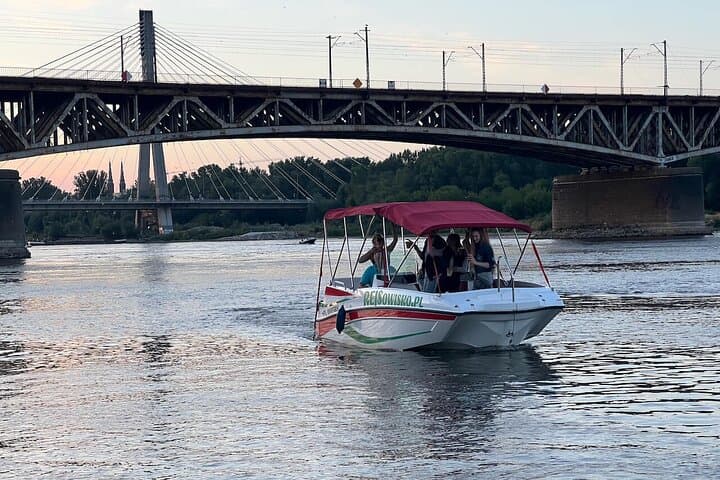Evening cruise under Warsaw’s iconic bridges – experience the beauty of the city from the calm waters of the Vistula River.