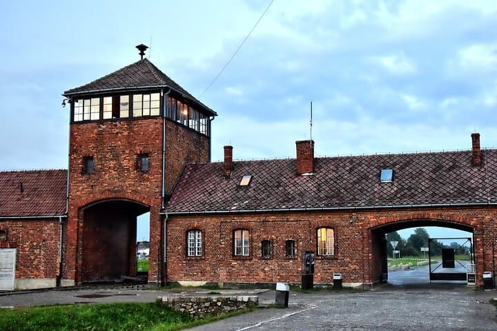 Auschwitz Birkenau tour with a Guidebook
