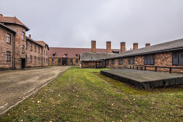 Auschwitz Birkenau tour with a Guidebook