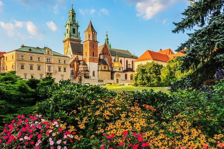 Private Family Tour of Krakow Old Town with Cruise Tickets