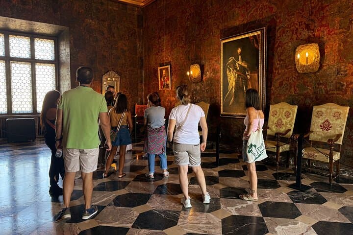 Krakow: Old Town Sightseeing by Golf Cart and Wawel Castle Guided Tour