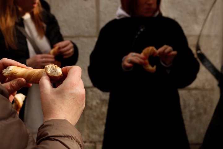 Walking Guided Tour with Street Food in Krakow