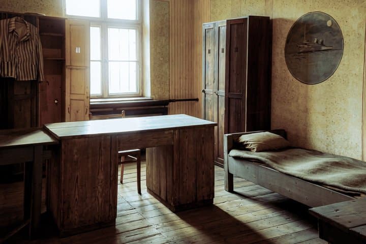Krakow to Auschwitz Birkenau Guided Tour with Ghetto Visit